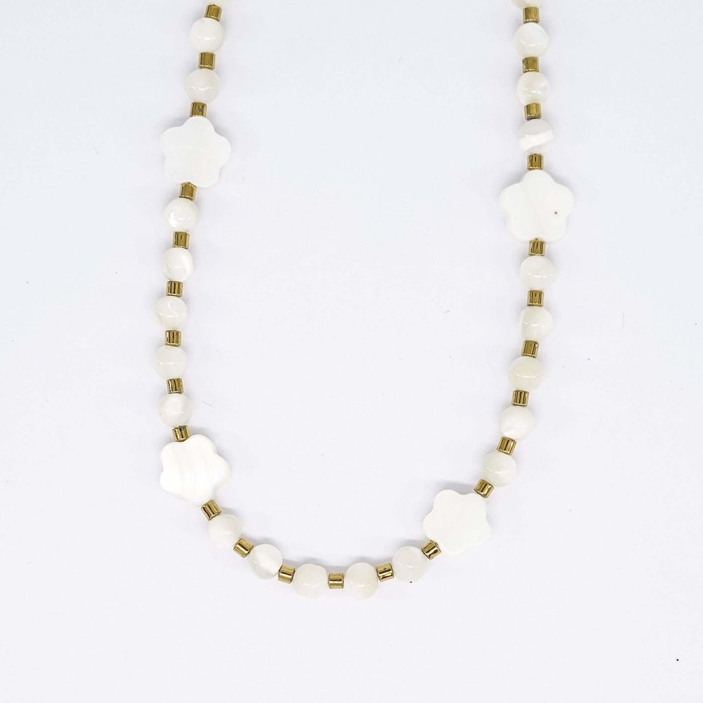 collier ras de cou fleur Phorix Belyness Bijoux bijou unisexe perle naturelle acier inoxydable tendance femme homme enfants personnalisable artisanaux fait main perle de culture d’eau douce de nacre mode éco-responsable en pierres fines création upcycling recyclés écologique éthique matériaux durable bague minimaliste bohème chic authentique océan mer aventure collier bracelet bague surf été skate hiver automne printemps marque française français bellyness belynes bely ness nes belly bellynes bel