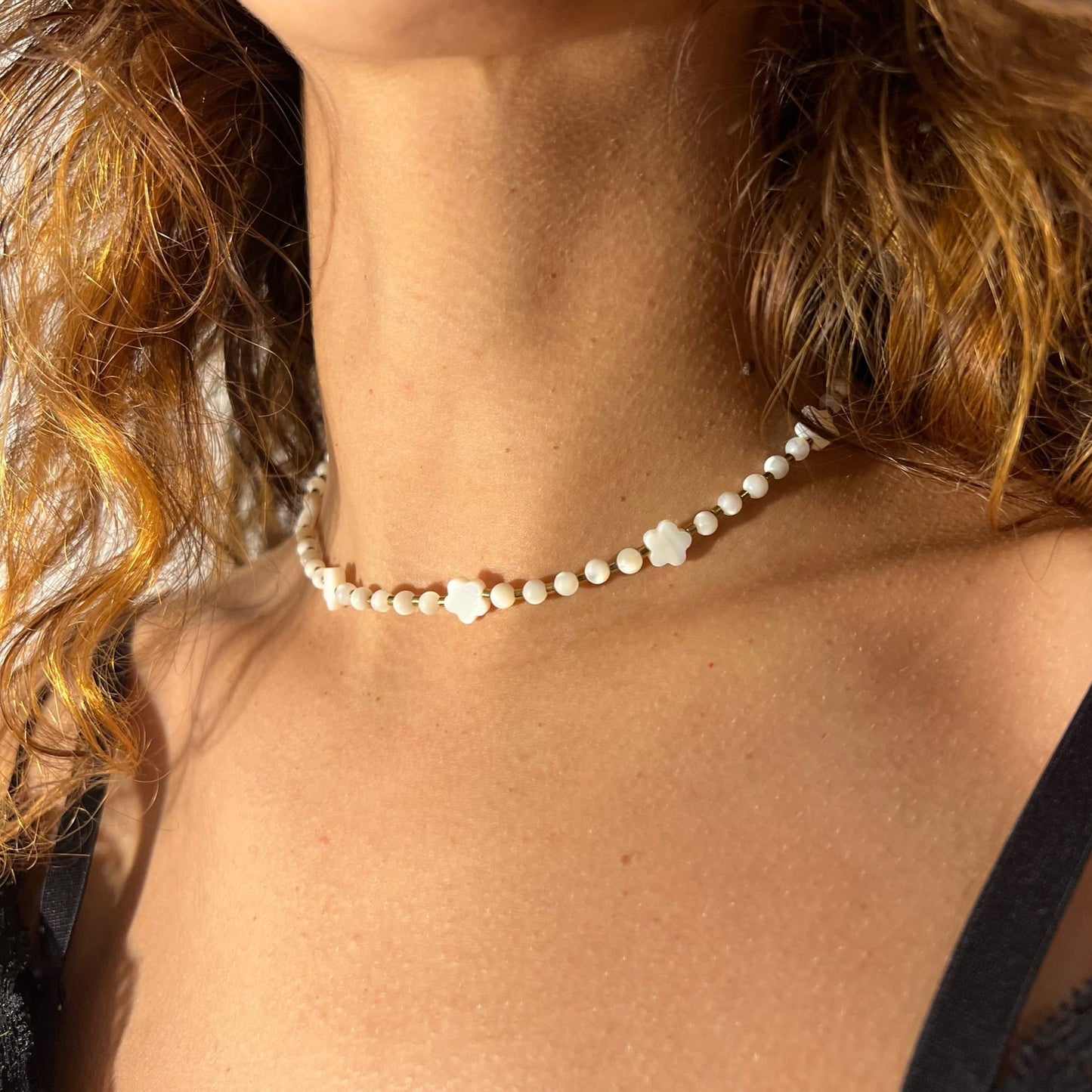 collier ras de cou fleur Phorix Belyness Bijoux bijou unisexe perle naturelle acier inoxydable tendance femme homme enfants personnalisable artisanaux fait main perle de culture d’eau douce de nacre mode éco-responsable en pierres fines création upcycling recyclés écologique éthique matériaux durable bague minimaliste bohème chic authentique océan mer aventure collier bracelet bague surf été skate hiver automne printemps marque française français bellyness belynes bely ness nes belly bellynes bel