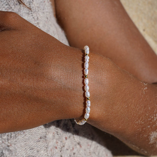 bracelet Bacillaria, aux perles d'eau douce blanche de 5mm, espacées de perles fines dorées est un must-have des créations Belyness Bijoux.