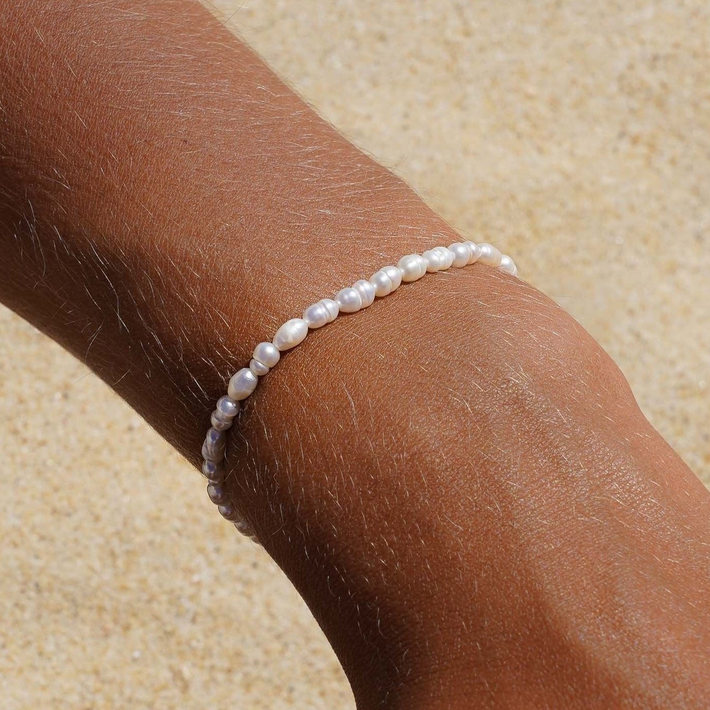 Le bracelet rhizo Belyness Bijoux acier inoxydable tendance femme artisanaux fait main perle d’eau douce collier mode éco-responsable perles de culture douce boucle d'oreilles perle de nacre bracelet en pierres fines bague en pierres naturelles création upcycling recyclés écologique éthique matériaux durable bague minimaliste bohème chic authentique océan mer aventure bijoux surf été skate bellyness belynes bely ness nes belly bellynes beliness bellines belines