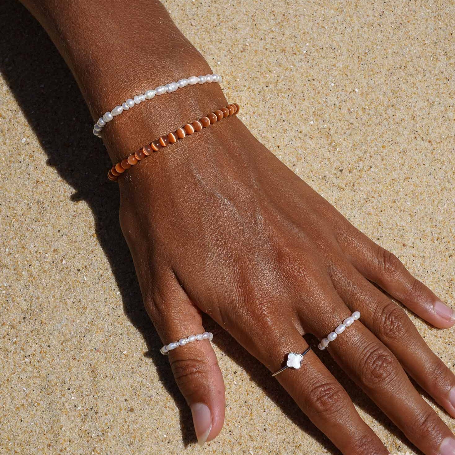 Le bracelet cocco sélénité orange Belyness Bijoux acier inoxydable tendance femme artisanaux fait main perle d’eau douce collier mode éco-responsable perles de culture douce boucle d'oreilles perle de nacre bracelet en pierres fines bague en pierres naturelles création upcycling recyclés écologique éthique matériaux durable bague minimaliste bohème chic authentique océan mer aventure bijoux surf été skate bellyness belynes bely ness nes belly bellynes beliness bellines belines