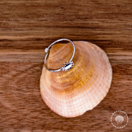 Le bague soleil Duna Micro Belyness Bijoux acier inoxydable tendance femme artisanaux fait main perle d’eau douce collier mode éco-responsable perles de culture douce boucle d'oreilles perle de nacre bracelet en pierres fines bague en pierres naturelles création upcycling recyclés écologique éthique matériaux durable bague minimaliste bohème chic authentique océan mer aventure bijoux surf été skate bellyness belynes bely ness nes belly bellynes beliness bellines belines