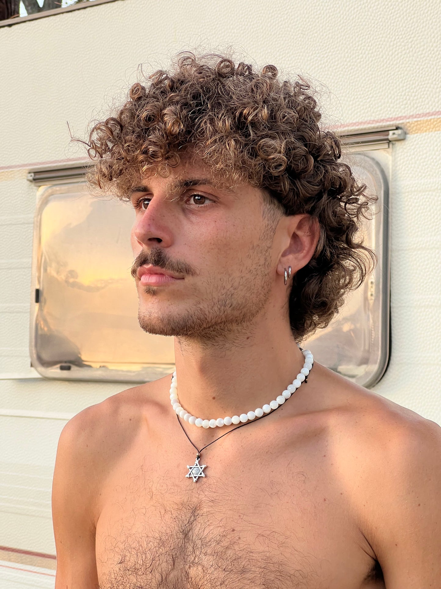 Le collier Duna Homme Belyness Bijoux acier inoxydable tendance femme artisanaux fait main perle d’eau douce collier mode éco-responsable perles de culture douce boucle d'oreilles perle de nacre bracelet en pierres fines bague en pierres naturelles création upcycling recyclés écologique éthique matériaux durable bague minimaliste bohème chic authentique océan mer aventure bijoux surf été skate bellyness belynes bely ness ness bely bellynes beliness bellines belines