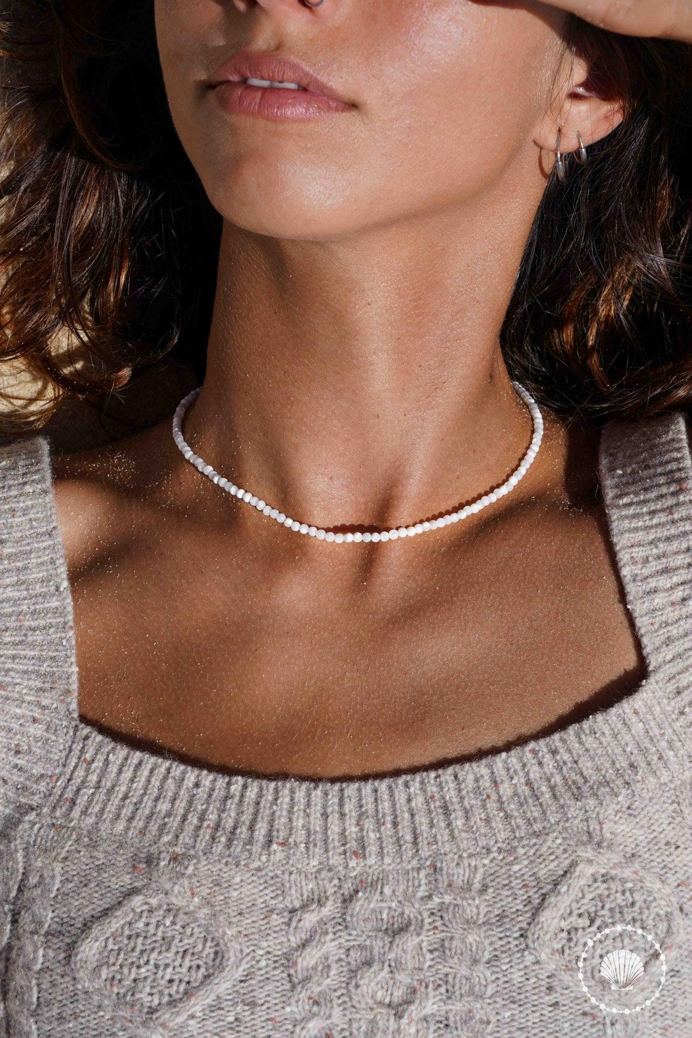 Le collier Duna Micro Belyness Bijoux acier inoxydable tendance femme artisanaux fait main perle d’eau douce collier mode éco-responsable perles de culture douce boucle d'oreilles perle de nacre bracelet en pierres fines bague en pierres naturelles création upcycling recyclés écologique éthique matériaux durable bague minimaliste bohème chic authentique océan mer aventure bijoux surf été skate bellyness belynes bely ness ness bely bellynes beliness bellines belines