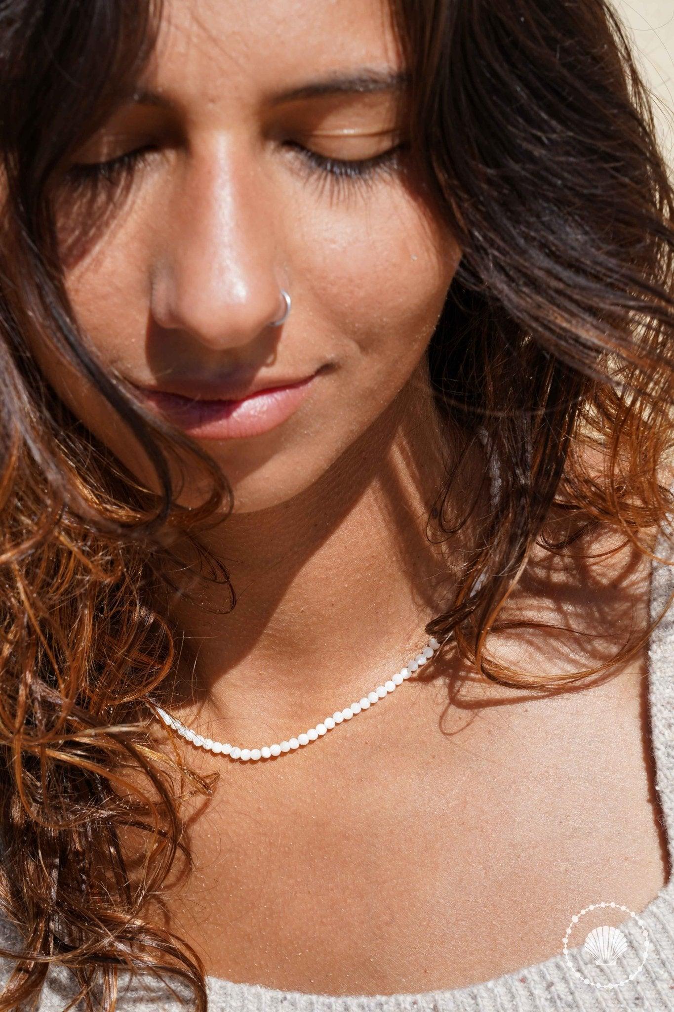 Le collier Duna Micro Belyness Bijoux acier inoxydable tendance femme artisanaux fait main perle de culture collier mode éco-responsable perles d’eau douce boucle d'oreilles perle de nacre bracelet en pierres fines bague en pierres naturelles création upcycling recyclés écologique éthique bracelet durable bague minimaliste bohème chic authentique océan mer aventure surf skate