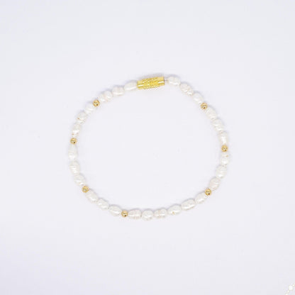 bracelet Bacillaria, aux perles d'eau douce blanche de 5mm, espacées de perles fines dorées est un must-have des créations Belyness Bijoux