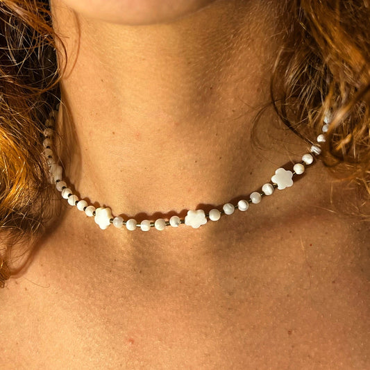 collier ras de cou fleur Phorix Belyness Bijoux bijou unisexe perle naturelle acier inoxydable tendance femme homme enfants personnalisable artisanaux fait main perle de culture d’eau douce de nacre mode éco-responsable en pierres fines création upcycling recyclés écologique éthique matériaux durable bague minimaliste bohème chic authentique océan mer aventure collier bracelet bague surf été skate hiver automne printemps marque française français bellyness belynes bely ness nes belly bellynes bel